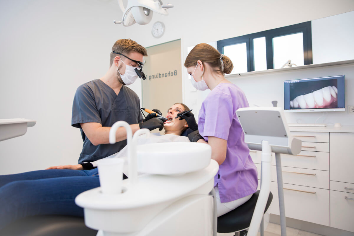 Gingivitis: Behandlung einer Zahnfleischentzündung in der Zahnarztpraxis.