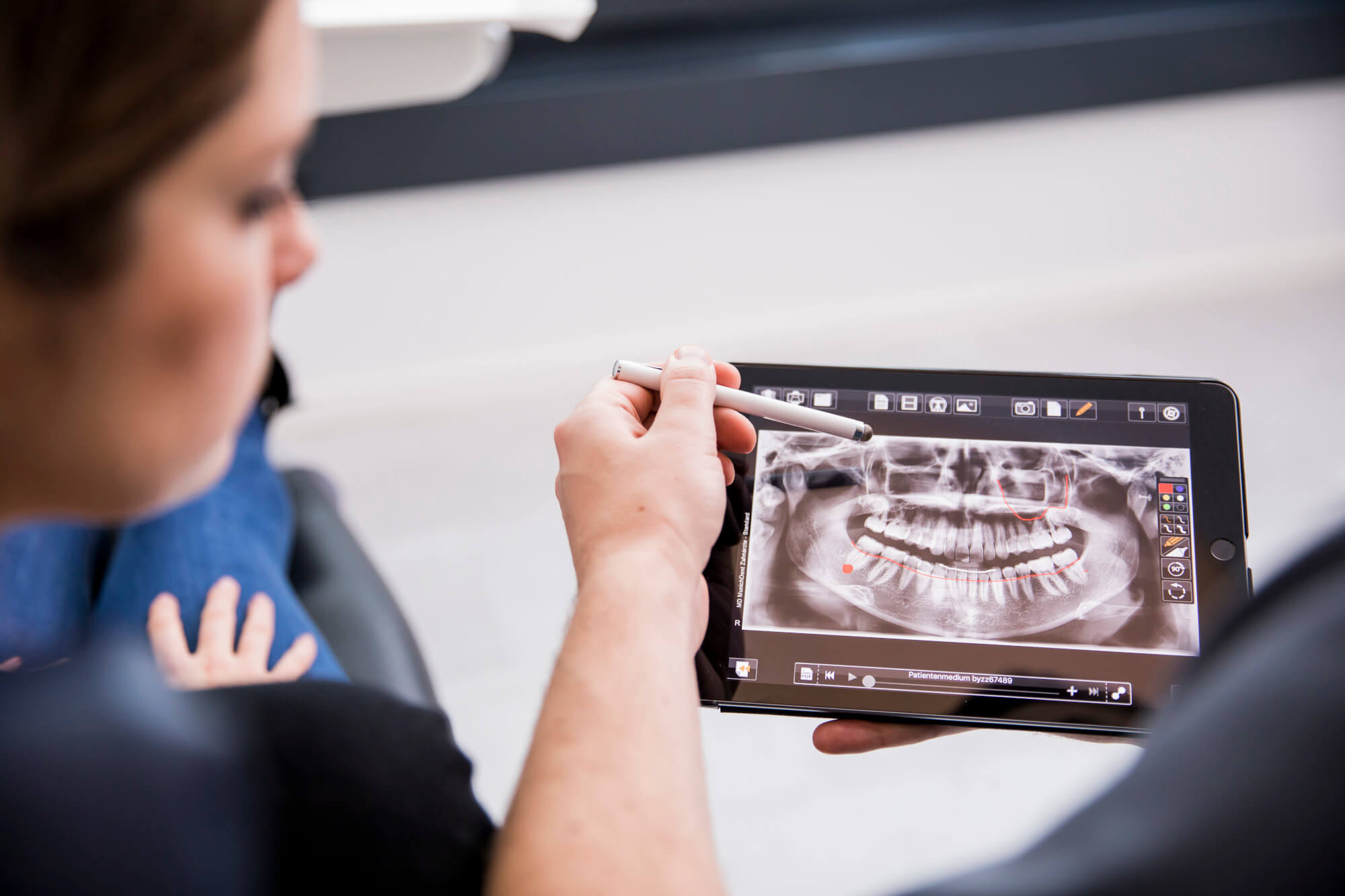 Patientenaufklärung: Die CMD Diagnostik beruht auf drei Säulen-Anamnese, Röntgendiagnostik sowie klinische und instrumentelle Funktionsanalyse.