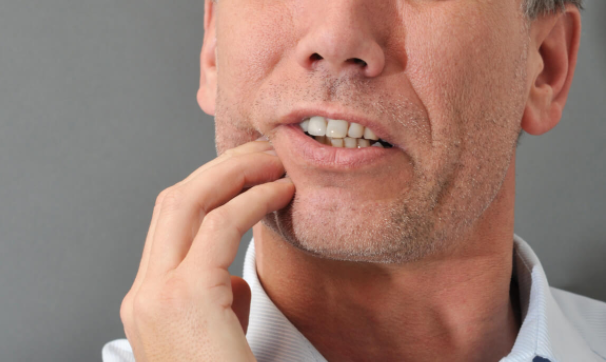Patient mit Kieferschmerzen – ohne Berücksichtigung der Okklusion in der CMD-Diagnostik leidet die Qualität der Behandlung.
Bildquelle: ©Fotolia_29893190_X_© Doris Heinrichs
 