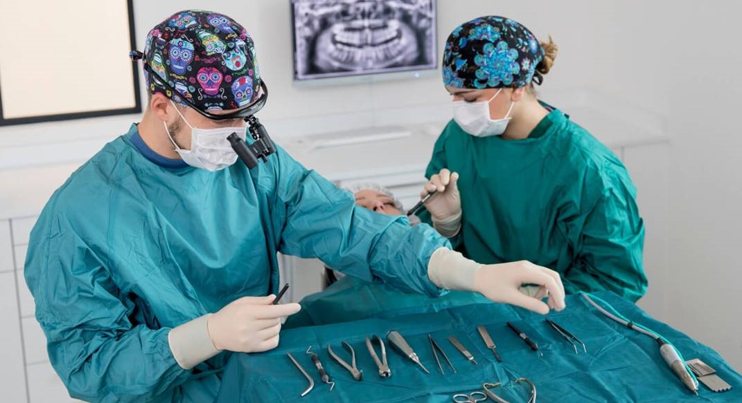Tumorchirurgie: Operationen von Tumoren in der Mundhöhle.