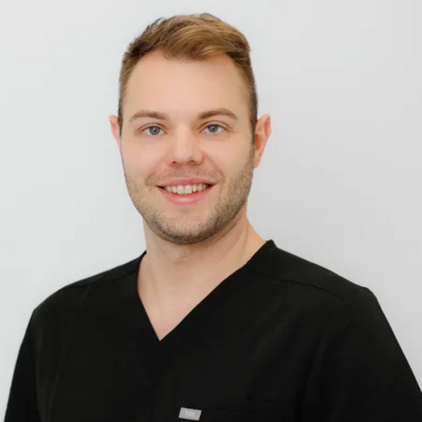 Profilbild von Dr. med. dent. Lukas Alexander Weiß im quadratischen Format