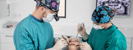  
Oralchirurgie: Operationen an Zähnen und Kiefer.
Bildquelle: ©MunichDent
 