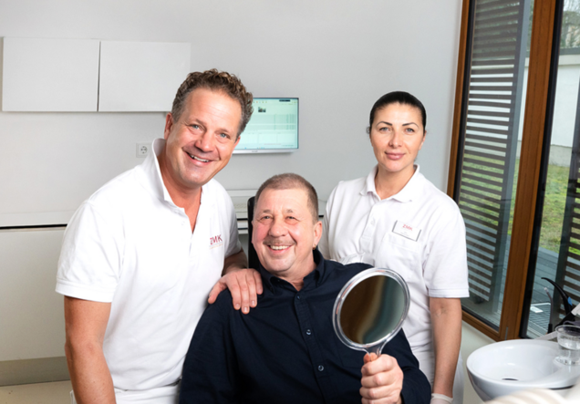 Dr. Götz-Ruprecht von Schön-Angerer im Behandlungszimmer mit Mitarbeiterin und Patient
