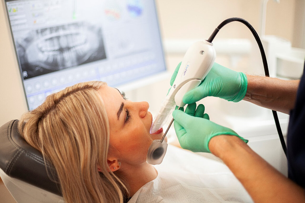 Ein Bild des ultraschallbasierten Diagnostiksystems von CaviTau® im Einsatz bei einer Patientin